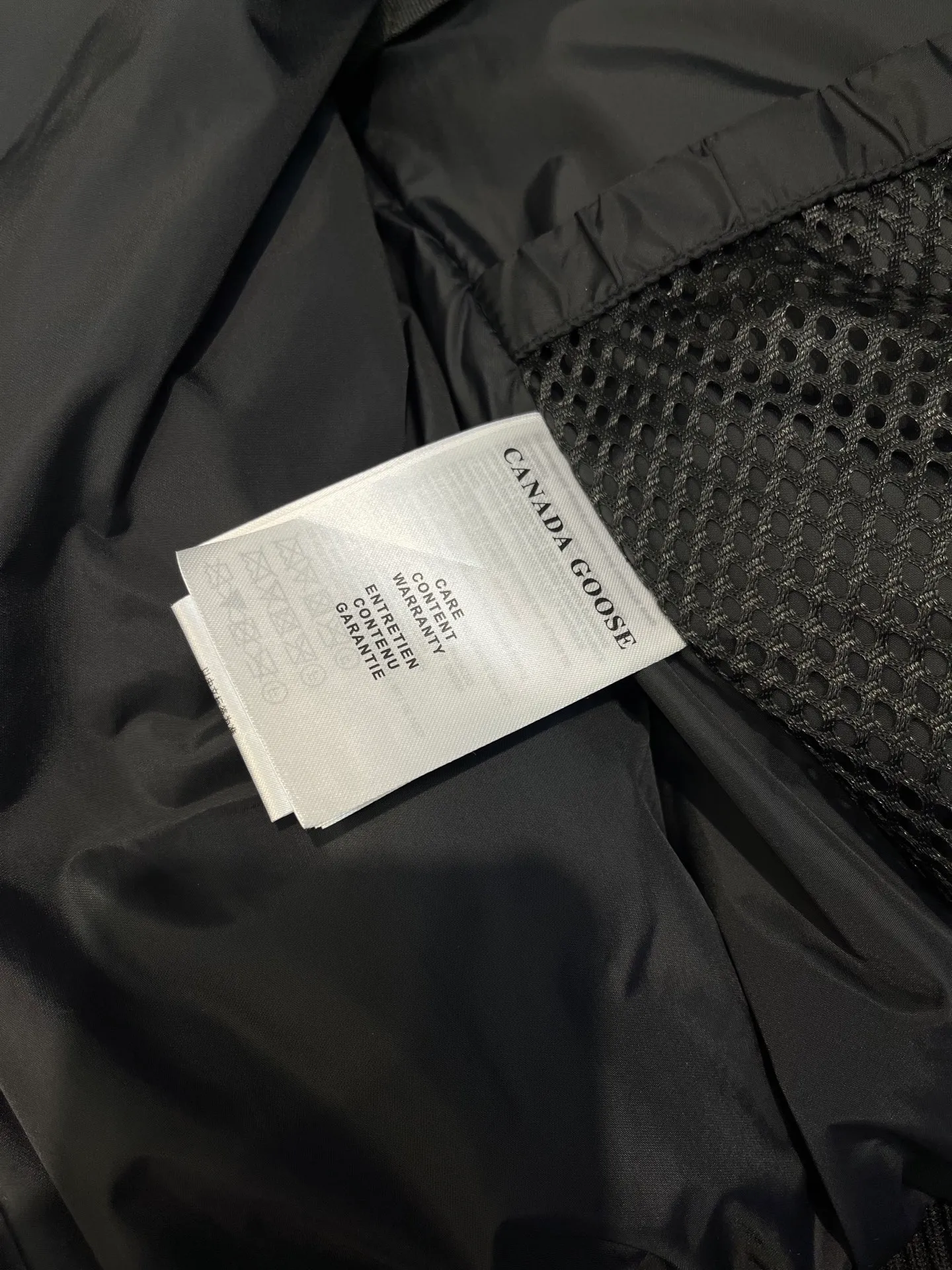 P780 high-end version (new version of Big Goose 01) Canada Goose Canada Goose #Chilliwack 7999M bomber jacket short down jacket/01 model #Men and Women Same Style# ➖ Genuine synchronous anti-counterfeiting chip sensor! ➖ Imported 21S polyester-cotton blended original fabric [last year’s 16S/18S hard fabrics have been completely eliminated, this year all use 21S genuine synchronous fabrics, the soft mid-strap feels delicate and textured], genuine synchronous Feather-Light 10D waterproof coating fabric, made of 84.5 polyester fiber and 15.5 cotton, 100% the best feel in the entire network! ➖ The genuine official website is synchronized with the national standard 80 white duck down, you can check the official website customer service, there will never be a series of misleading claims such as 90 down or goose down! ➖ Using the best nylon lining with double double-layer sealing design, velvet-proof No. 7 needle + grid-filled down ready-made garments, there is 100% no so-called velvet running! ➖ The cuffs are designed with thickened seamless threads, and the collar and pockets are lined with top-quality polar fleece to keep you warm and comfortable! ➖ Yoshida YKK provides original custom-made electroplated sliders. YKK two-way lockable zippers are tight and smooth and will not peel off paint! ➖ 3M composite guarantees that the Velcro is the same as the original, durable, and all accessories and hardware are custom-made! ➖ Imported BEHRINGER embroidery machine to customize the 10,000-needle embroidery logo, 98% of which can be reproduced to restore the original logo. You can check and compare on the official website! ➖ The fur collars are all made of large pieces of Western Canadian blue wolf hide, ensuring that each fur collar is 13-15cm wide!   Size:XS-XXL